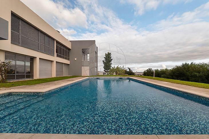 Moradia T5 em Azambuja com 2 lugares de garagem